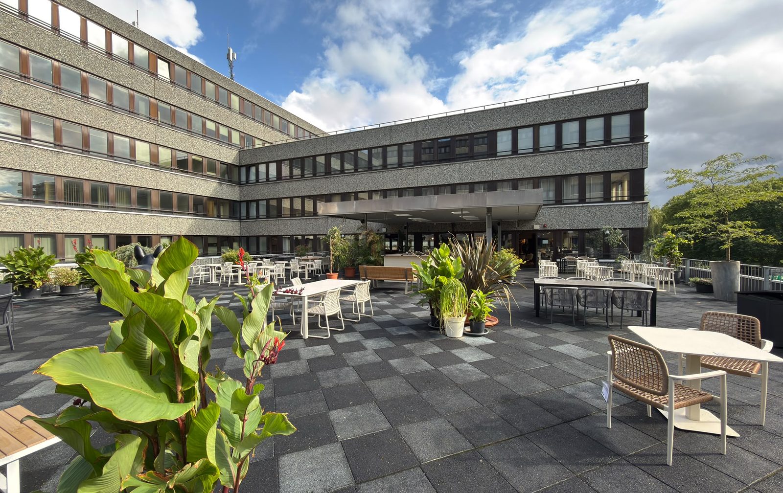 Weite Sonnenterrasse mit Lounge-Möbeln und Pergola bei Tageslicht